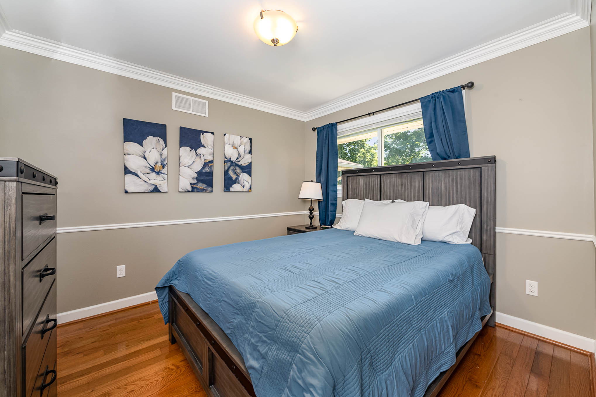 Second bedroom with queen bed